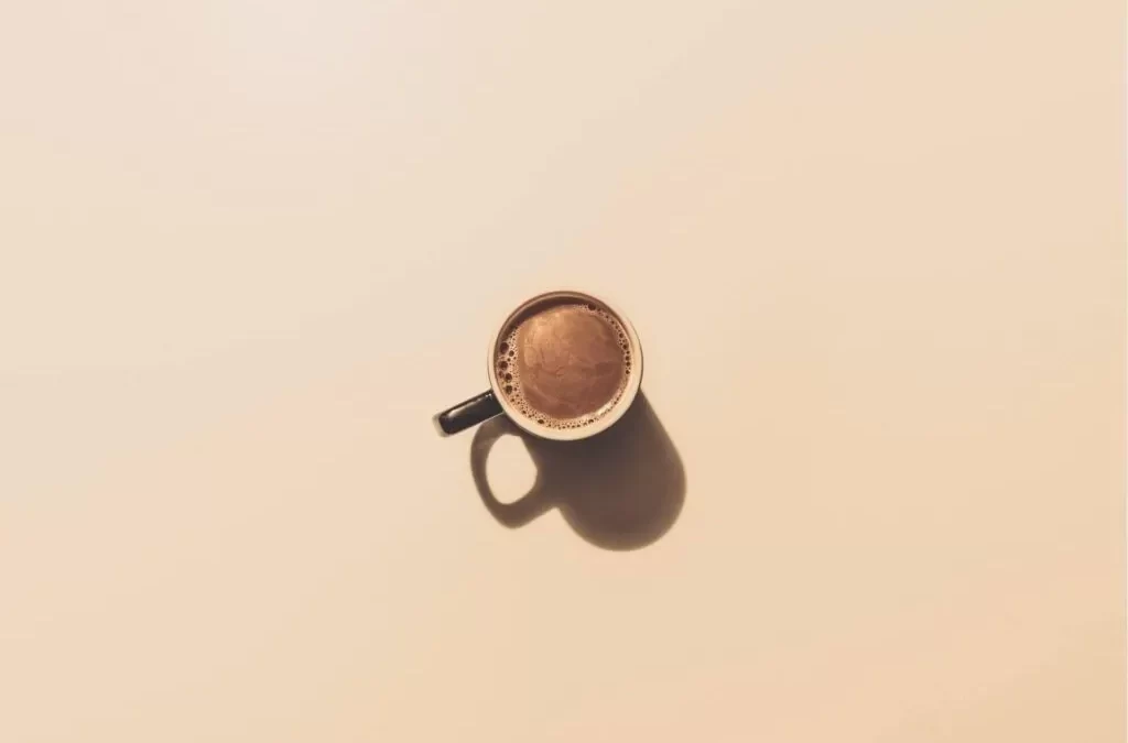 Wypij to&nbsp;poranne latte! Czy&nbsp;oszczędzanie może być złe?