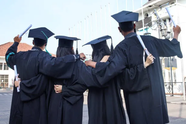 Studentka z dyplomem — czy studia się opłacają w 2026 roku